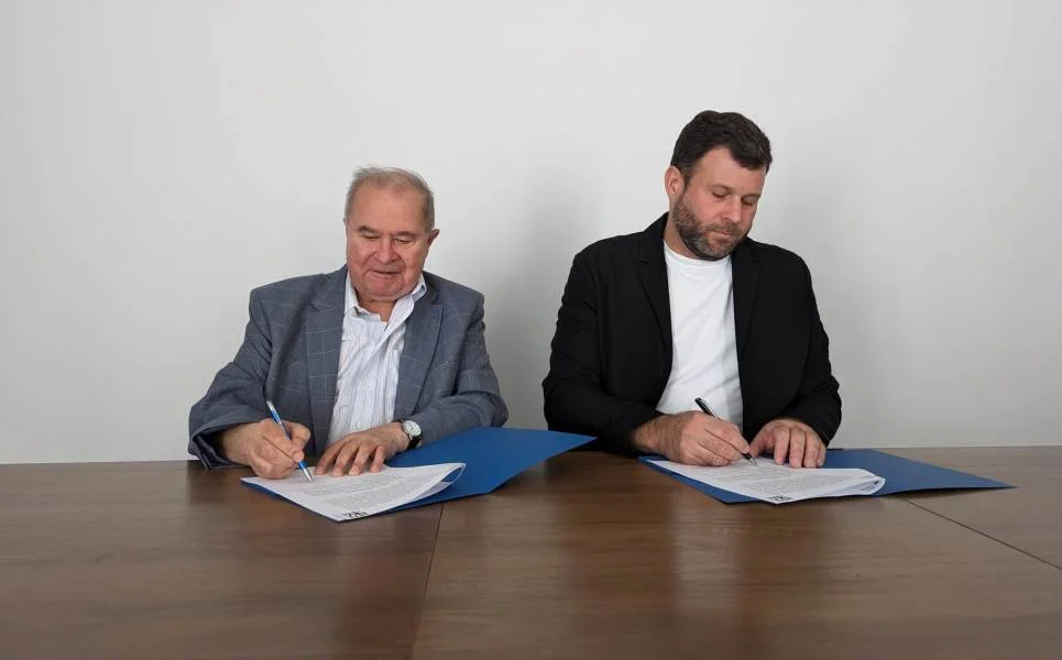 Dyrektor NIKZ dr Michał Laszczkowski oraz Prezes Zarządu Głównego SKZ Jacek Rulewicz w trakcie podpisywania porozumienia o współpracy.