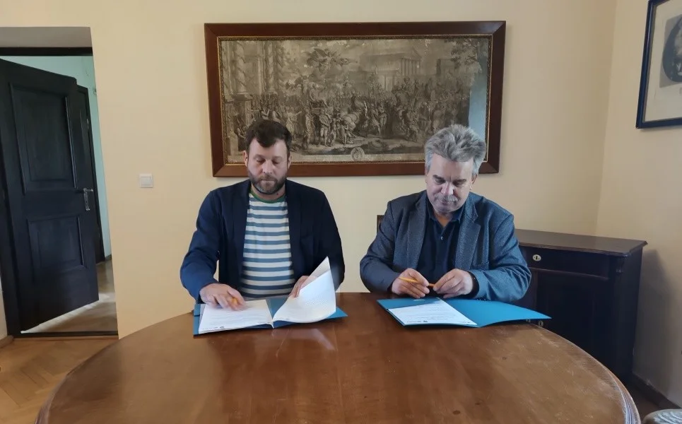 Dyrektor NIKZ Michał Laszczkowski oraz dyrektor Muzeum Ziemi Wiśnickiej Piotr Pyziak w trakcie podpisywania porozumienia