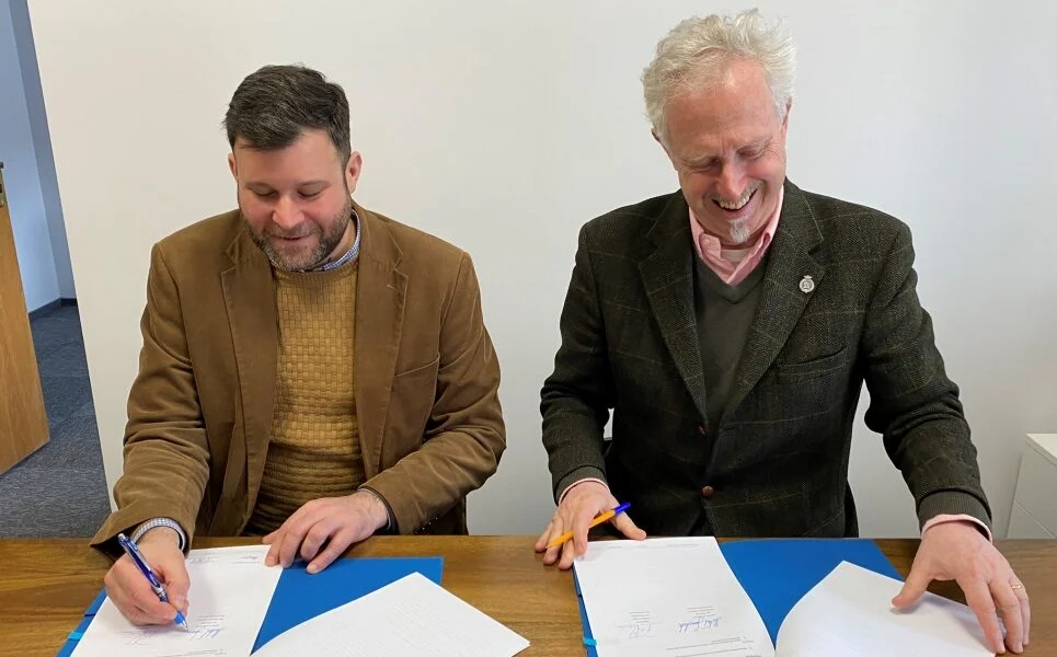 Dyrektor NIKZ dr Michał Laszczkowski oraz Paweł Esse, sekretarz zarządu Stowarzyszenia Domus Polonorum, podpisują porozumienie