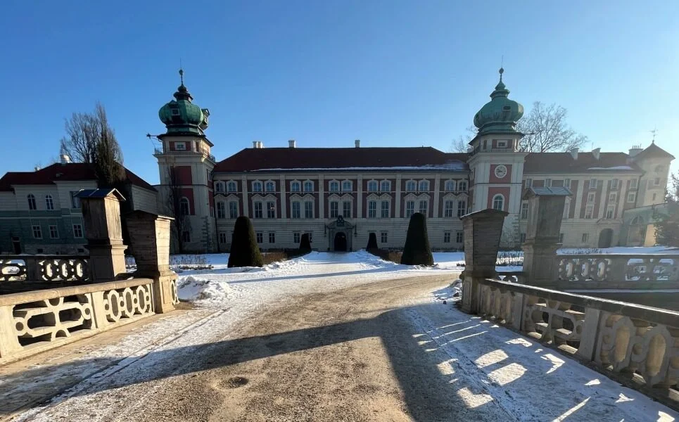 Zamek Lubomirskich i Potockich w Łańcucie, widok z prowadzącego do zamku mostu