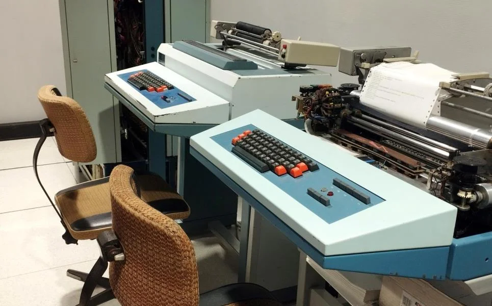 Zdjęcie dwóch dużych maszyn do pisania