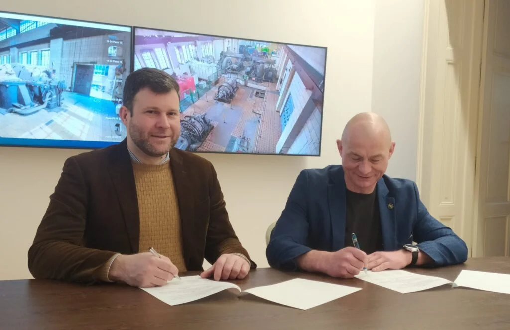 Dyrektor NIKZ dr Michał Laszczkowski oraz Dyrektor Muzeum Górnictwa Węglowego w Zabrzu Bartłomiej Szewczyk w trakcie podpisywania porozumienia o współpracy.