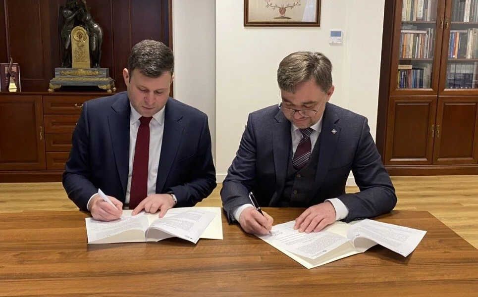 Dyrektor NIKZ dr Michał Laszczkowski oraz Naczelny Dyrektor Archiwów Państwowych dr Paweł Pietrzyk w trakcie podpisywania porozumienia