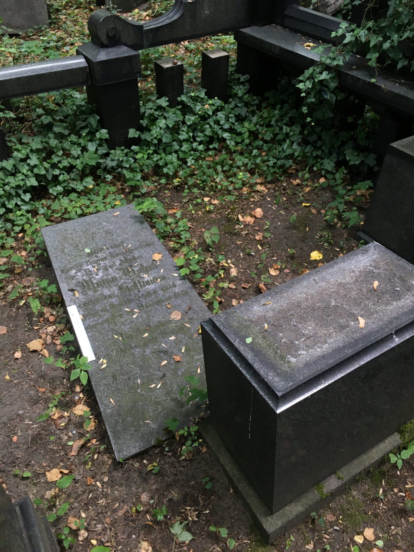 Fragment grobowca Rodziny Böhm, stan przed naprawą
