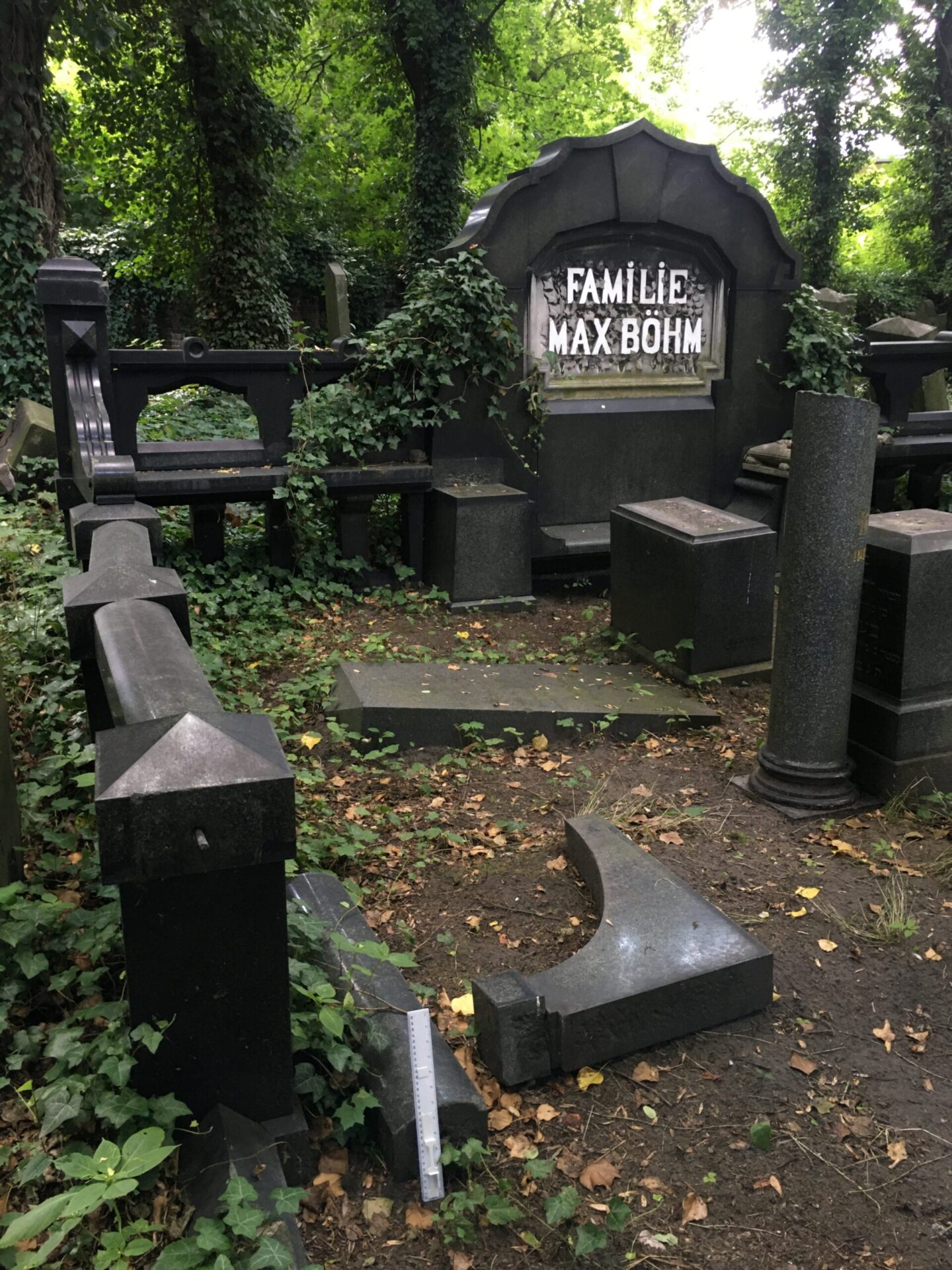 Grobowiec Rodziny Böhm na cmentarzu żydowskim w Zabrzu, stan przed naprawą, foto D. Walerjański