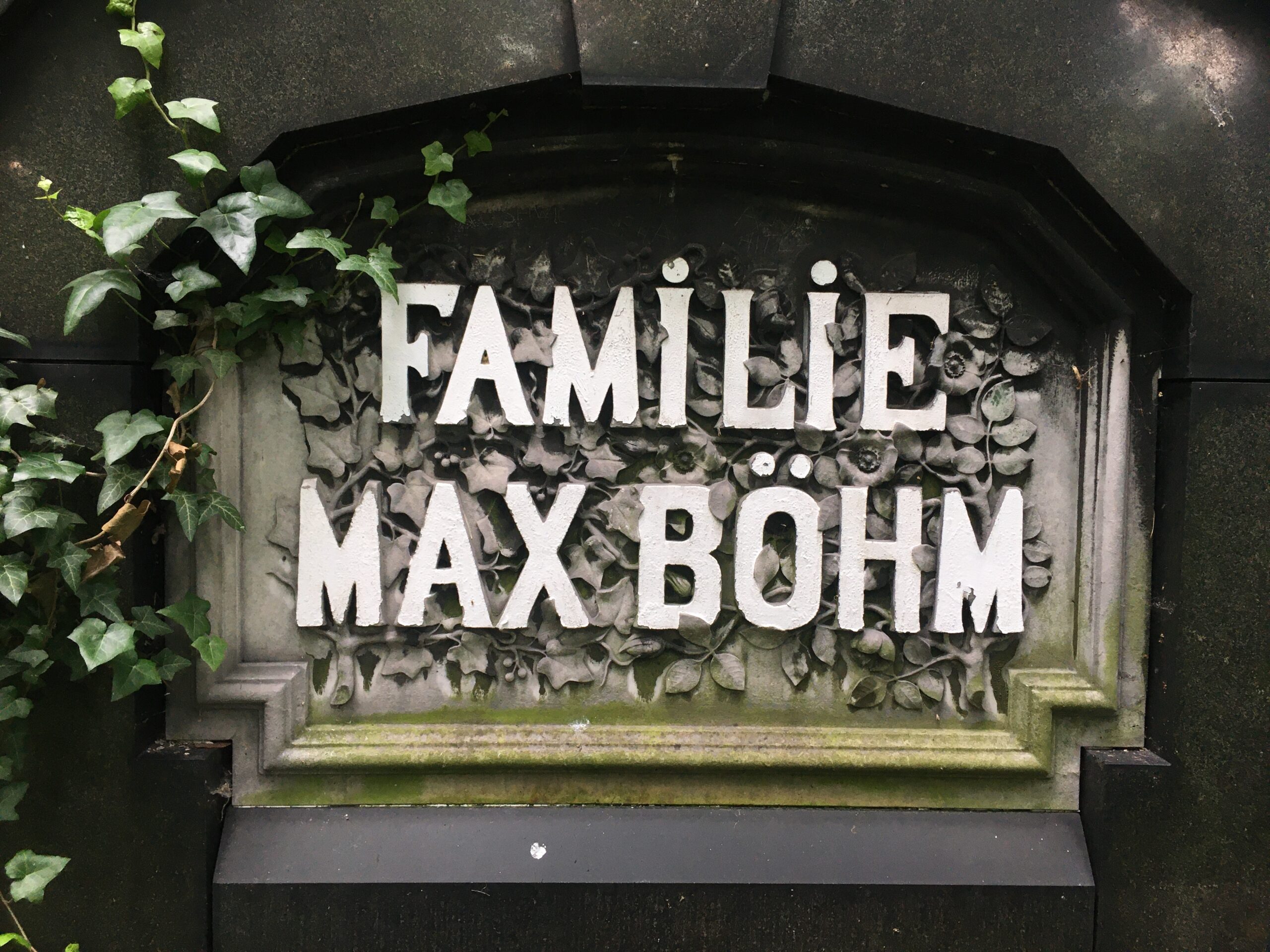 Napis na tablicy grobowca Rodziny Böhm, stan przed naprawą