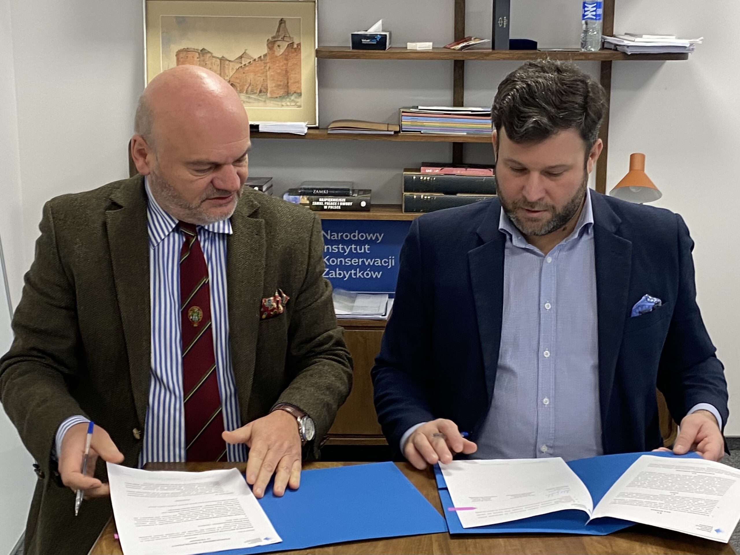 Prezes Zarządu Głównego PTZ Marcin Konrad Schirmer oraz Dyrektor NIKZ dr Michał Laszczkowski w trakcie podpisywania porozumienia o współpracy