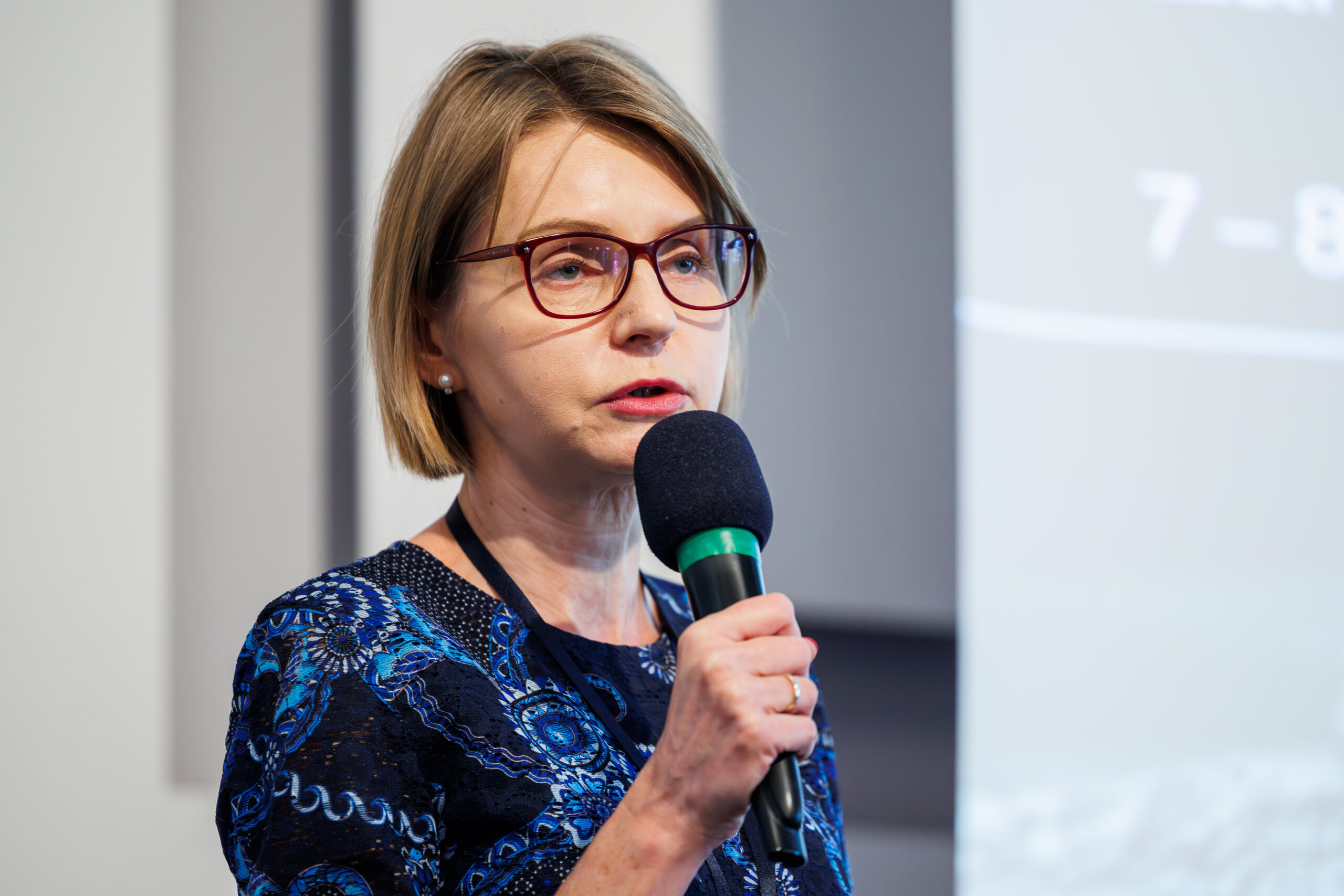 Prof. ucz. dr hab. Anna Sylwia Czyż przemawiająca na konferencji