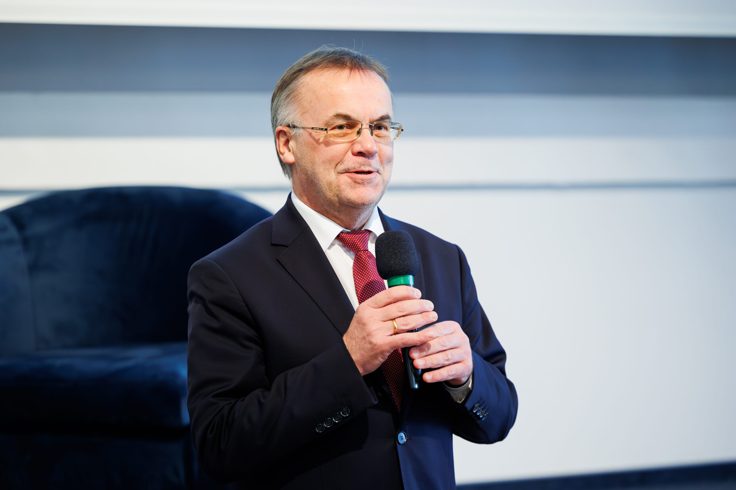 Dr Jarosław Sellin przemawiający na konferencji