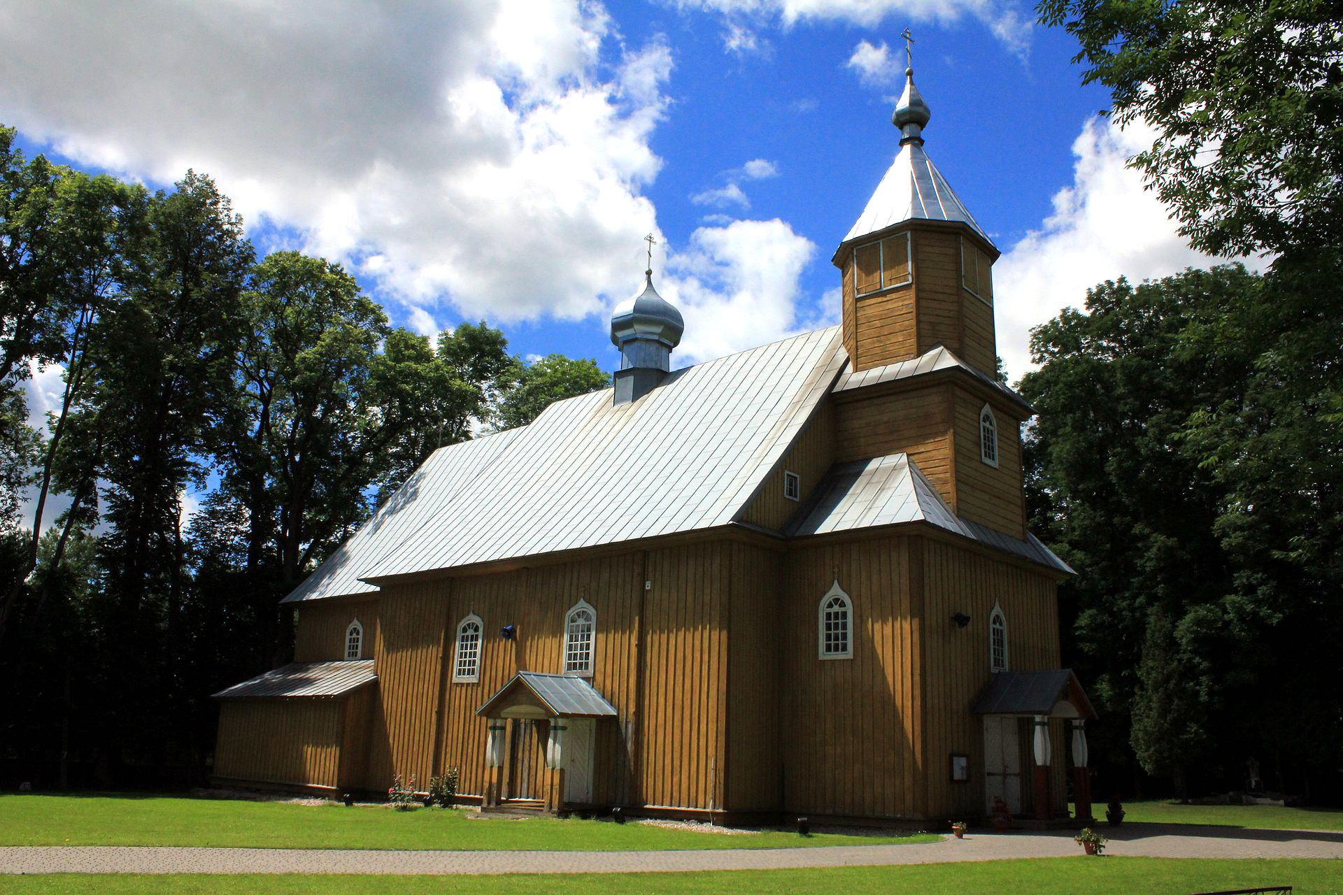 Cerkiew św. Apostola Jana Teologa z drewna i blaszanym srebrnym dachem